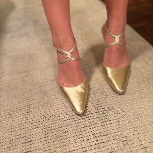 GORGEOUS STUNNING GOLD PUMP HEELS FOR THAT BUSINESS, WEDDING, SPECIAL OCCASION.